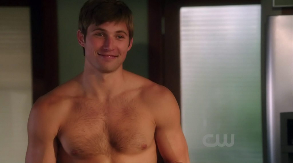 Justin Deeley is shirtless in the episode Benefit of the Doubt of 90210