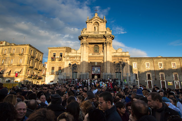 Festa di Sant'Agata a Catania-Giro esterno-Processione dei fedeli devoti-Basilica del Carmine