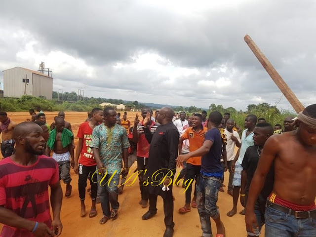 Police Officers Flee As Angry Youths Overrun Station In Anambra (Photos)