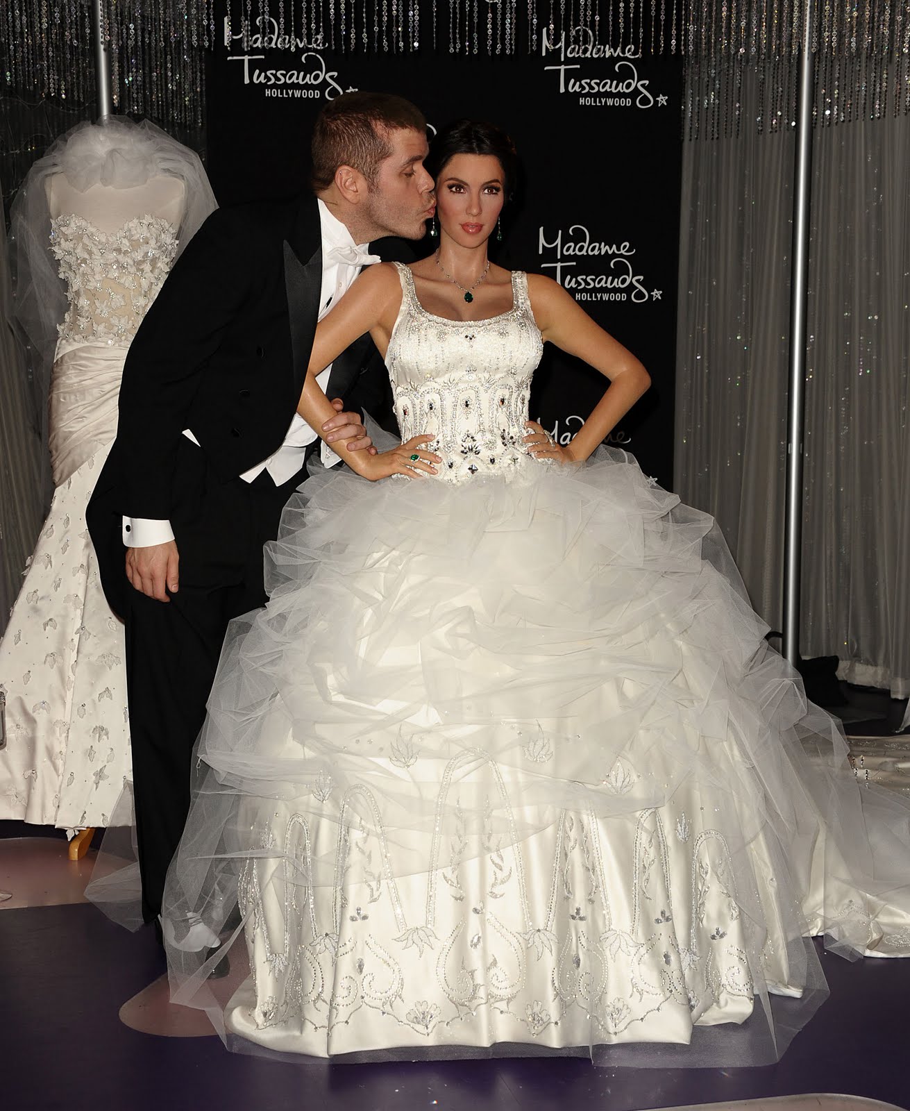Funny Wallpaper Desktop: Kim Kardashian Wedding Dress HD 
