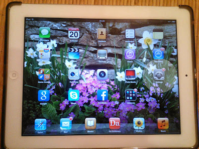 iPad 2 home screen and update notification