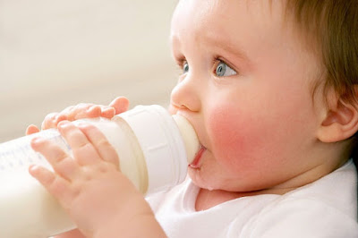 Dùng nước khoáng pha sữa khiến bé bị thừa canxi và natri