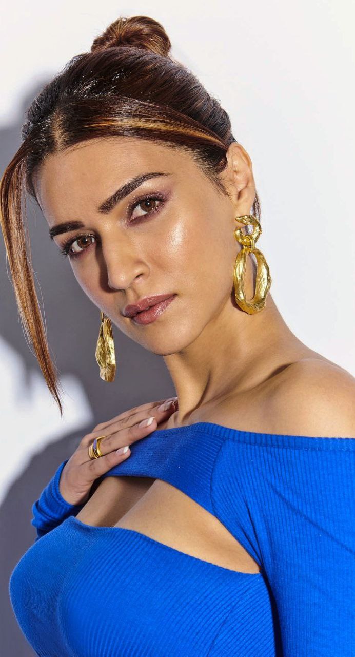 Kriti Sanon Biography: Rising Star of Bollywood | Age, Movies, and More