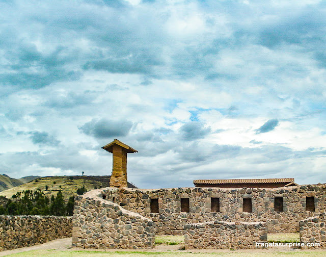 Templo de Wiracocha em Raqchi no Peru