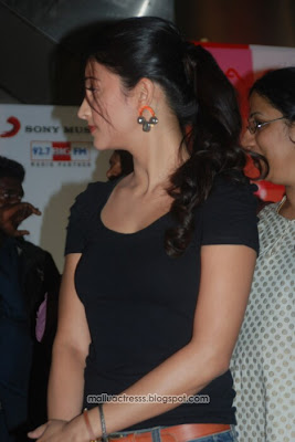 Shruthi Haasan hot in tight black tshirt stills