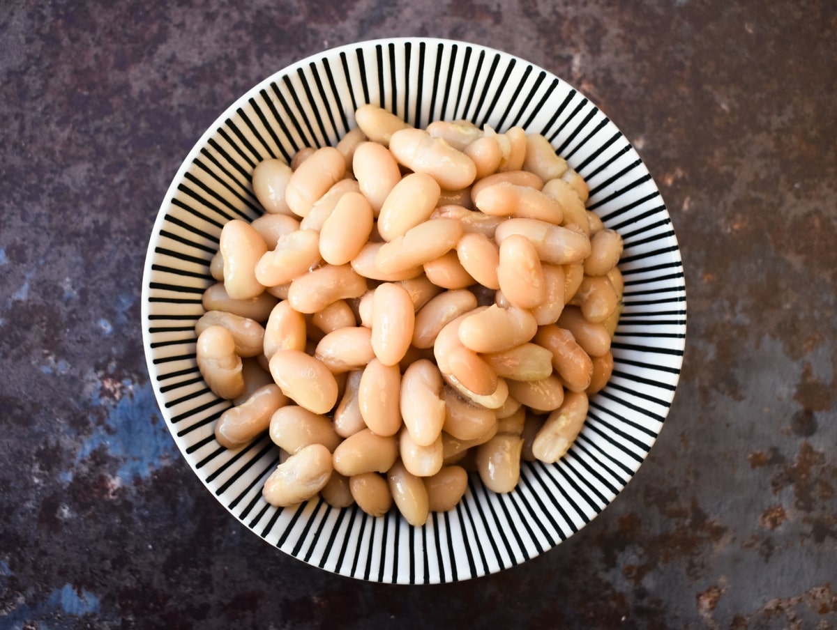 a bowl of cooked cannellini beans.