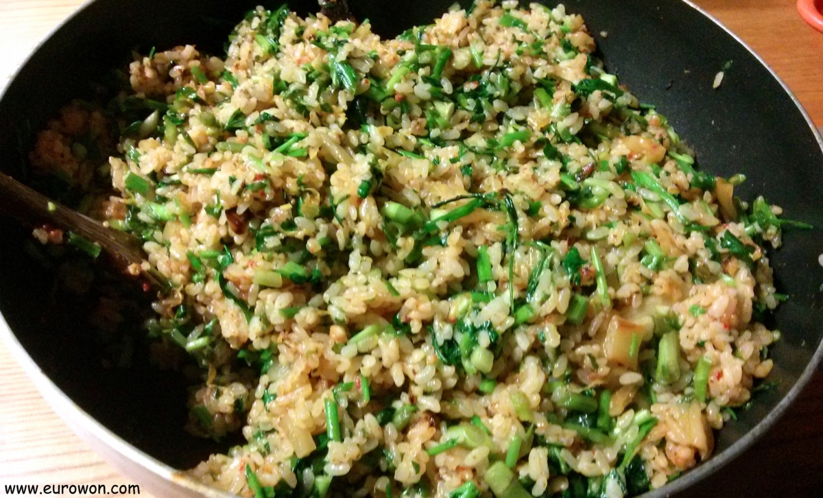 Arroz frito con perejil japonés