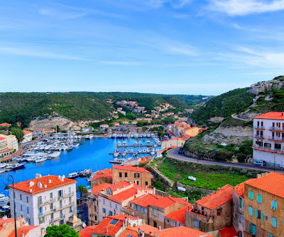 Hermosa vista panorámica de Bonifacio Harbour en Corsica