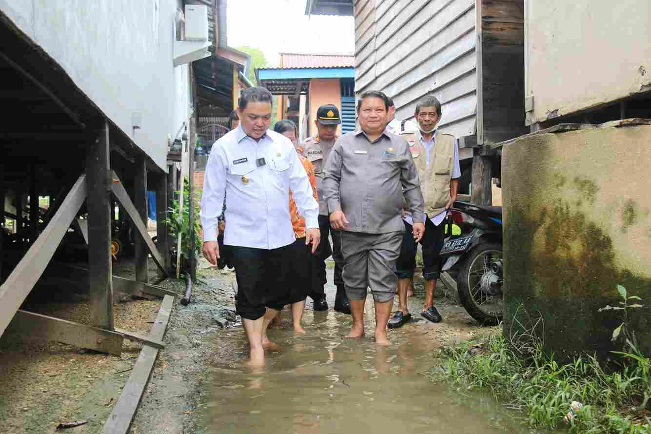 Walaupun Hujan, Foto Wagub Kalbar Serahkan Bantuan PMT Di Sekadau