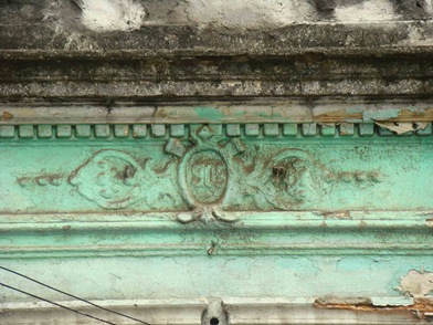 Imóvel construído em 1905, abandonado na rua Asdrúbal do Nascimento