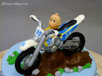 Moto de enduro en fondant con bebé