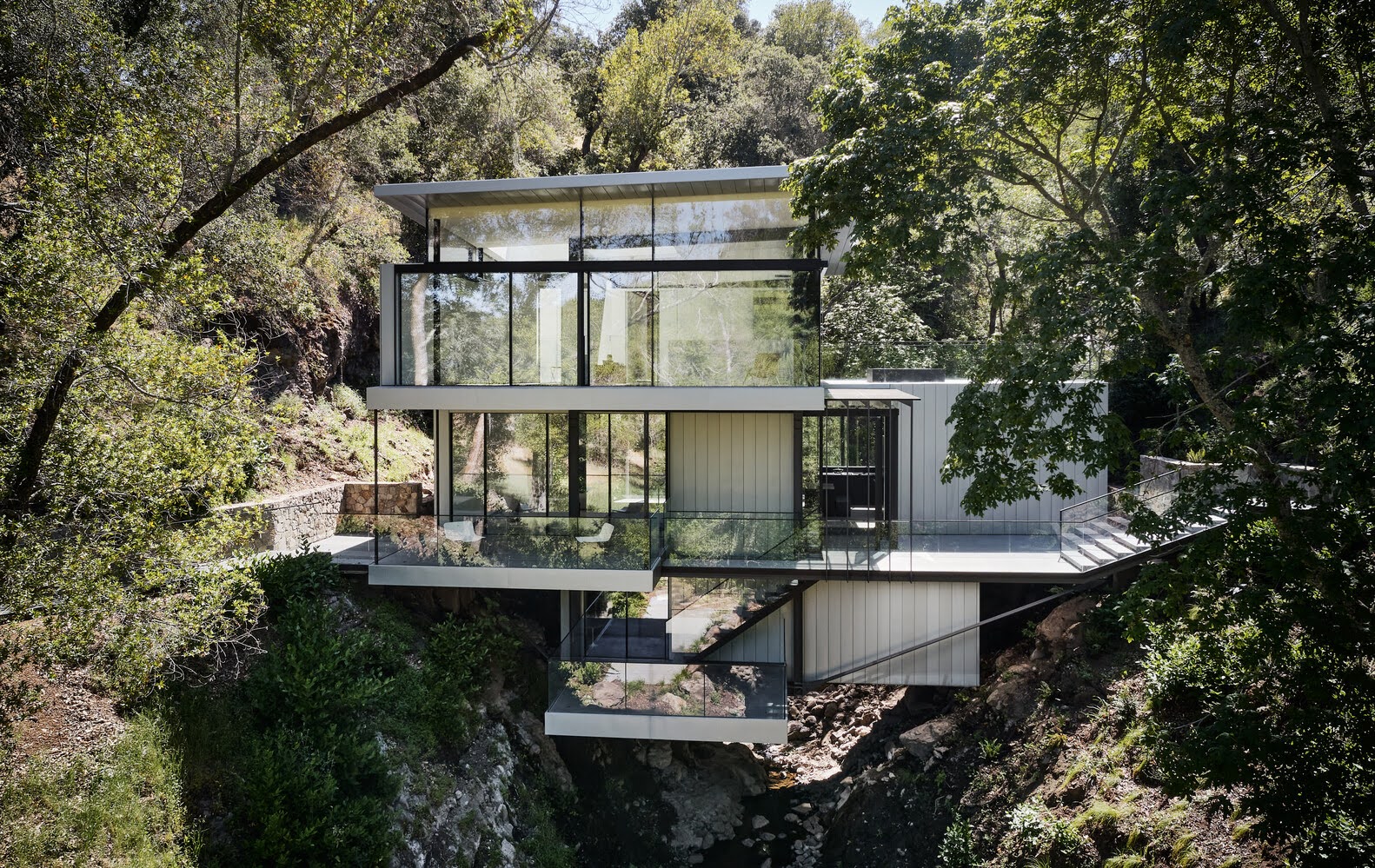 La casa suspendida de Fougeron Architecture atraviesa un arroyo de California