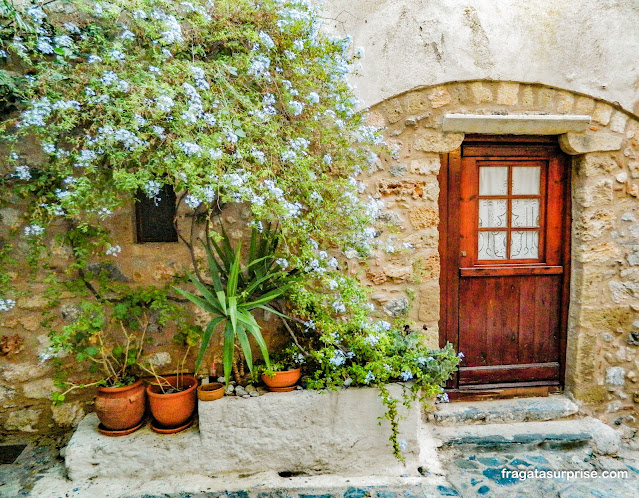 Fachadas em pedra nua características da vila de Monemvasia na Grécia