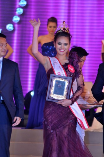 Lai Huong Thao waves to the crown after winning the Miss Supranational Vietnam 2012