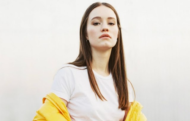 Sigrid lança versões exclusivas de 'Sucker Punch' e 'Don't Feel Like Crying' para o projeto Vevo LIFT