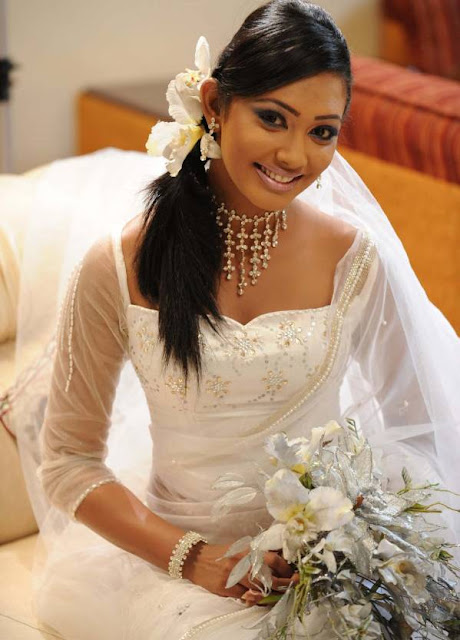 yureni noshika in sri lankan country bridal dress actress pics