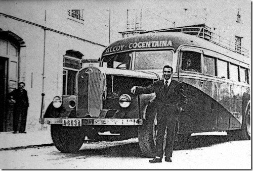 El Delahaye A-6638, Agustin y el Sr Ramón encargado del poste de gasolina uno de los últimos de Filipinas