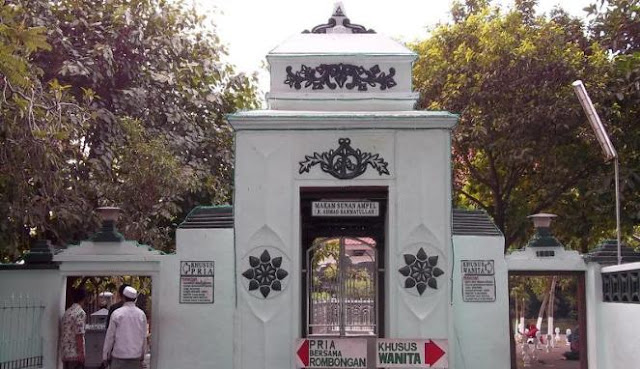  Umat Muslim di Indonesia mempunyai kebiasaan yang unik yaitu bahagia mengunjungi makam oran Makam Sunan Ampel Surabaya, Wisata Ziarah Yang Sering Dikunjungi