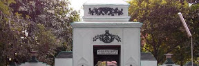  Umat Muslim di Indonesia mempunyai kebiasaan yang unik yaitu bahagia mengunjungi makam oran Makam Sunan Ampel Surabaya, Wisata Ziarah Yang Sering Dikunjungi