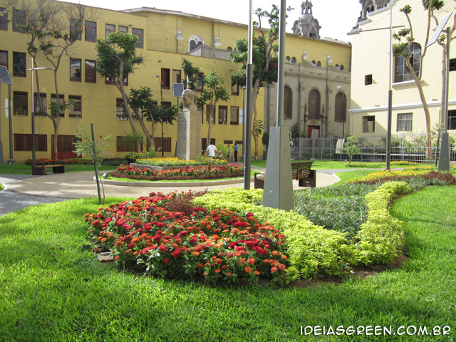 Lima tem praça sustentável com coleta seletiva e painéis solares