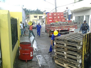 Carga de cerveja tomba e interdita trânsito no centro de São Miguel dos Campos