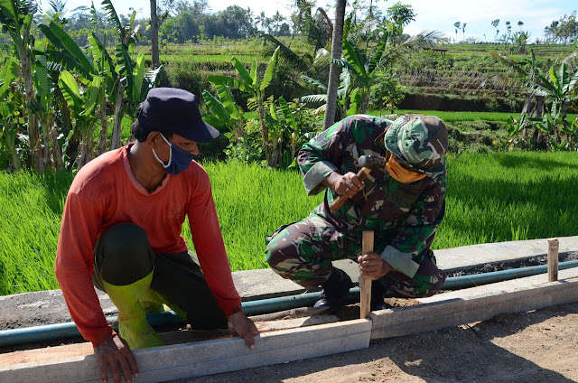 Satgas TMMD 109 Membuat Patok Bambu