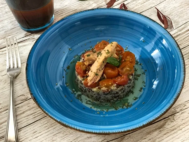 Ensalada de quinoa, cherrys confitados y melva canutera