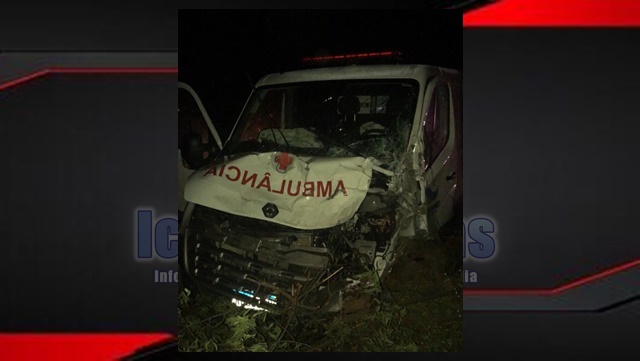 Ambulância bate em jumento solto na pista e em seguida colide com caminhão no interior do RN