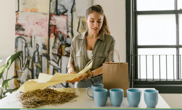 Una joven mujer con un emprendimiento casero