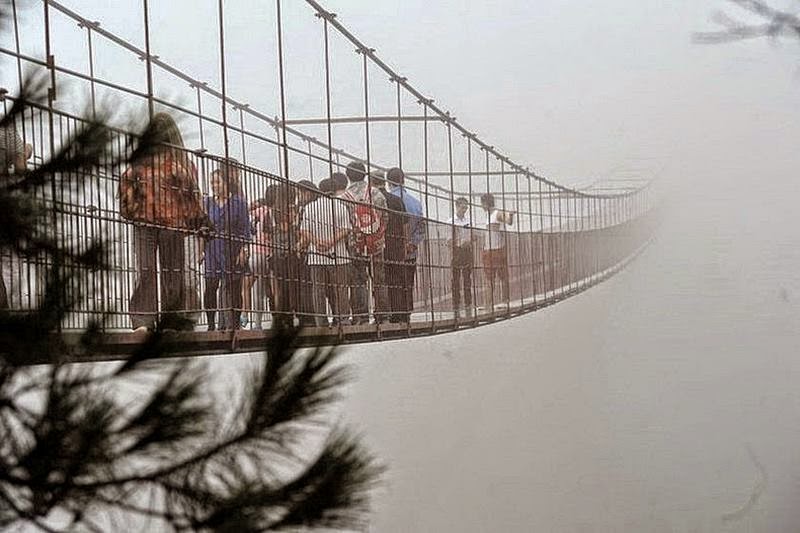 An extraordinary suspension bridge, which is located in in Pingjiang county, in the province of Hunan, southern China, at a height of one hundred and eighty meters. Rocks, between which there is a unique bridge,that straddles two rocky peaks, 300 meters apart. All the tourists passing data structure are in this horror as the blade is fully transparent glass bottom bridge.