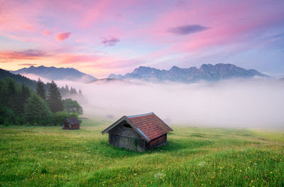 Casitas de madera en las praderas de Mittenwald, Alemania. - Germany amazing landscapes