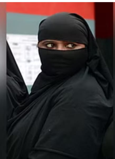  अयोध्या में हुए विकास के लिए योगी-मोदी की तारीफ करने पर दिया तीन तलाक, गर्म दाल चेहरे पर फेंकी