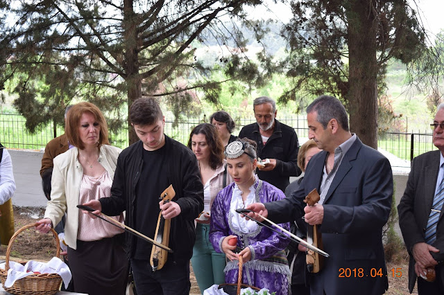 Υπό τους ήχους της Ποντιακής λύρας πραγματοποιήθηκε το Ταφικό Έθιμο στη Νέα Κρώμνη