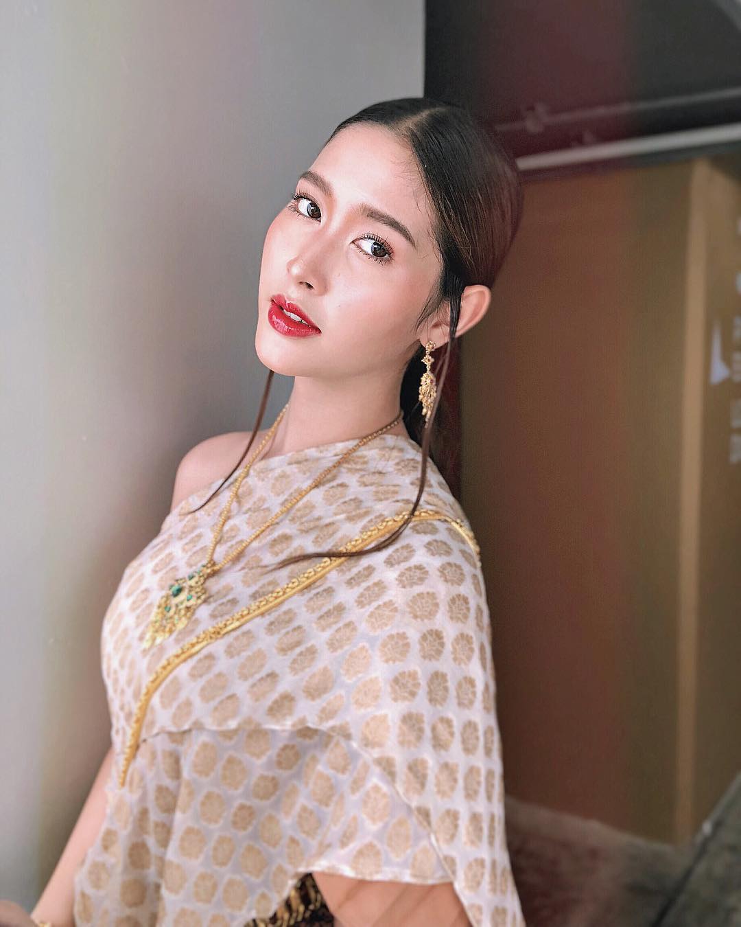 Rock Kwanlada – Most Beautiful Thai Trans Woman in Traditional Dress Instagram