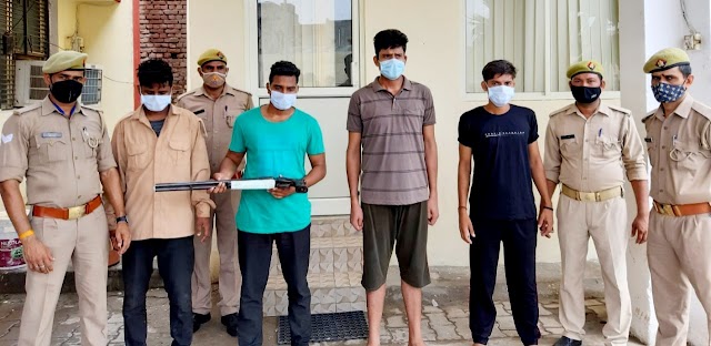 दादरी पुलिस ने चार अभियुक्त गणो को चोरी की लाईसैन्सी डीबीबीएल गन के साथ किया गिरफ्तार।