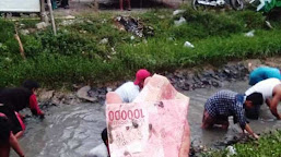 Warga Indramayu Nyemplung Ke Selokan Dapat Duit Ratusan Ribu Ini Viral