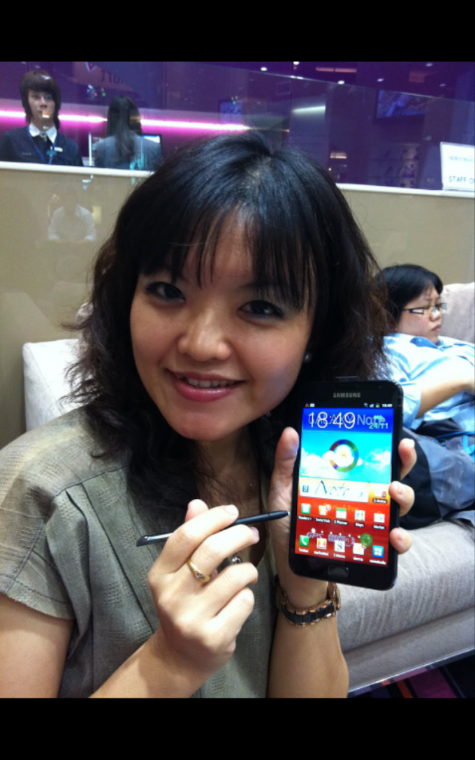 "มือถือใหม่ ย้าย..ใหญ่ ของสาลี่" It is not a phone, it is not a tablet...It is Galaxy NOTE!