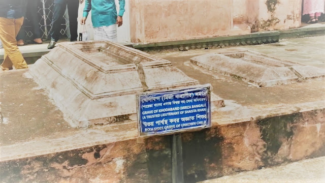 a patriaot soldier's graveyard at lalbag fort