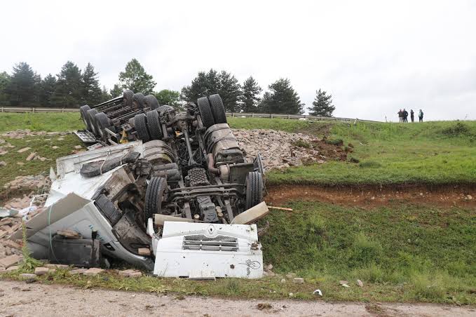 Uzunköprü Havsa Kara Yolunda TIR Şarampole Yuvarlandı 1 Yaralı. 