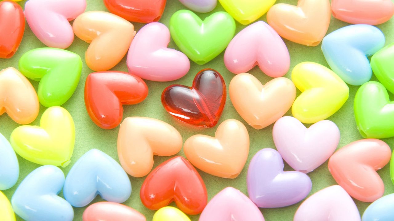 Free Download Wallpaper Hearts Beads Colored