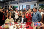 Di Hut Wenny Lumentut SE, Gubernur Olly Dondokambey Lantunkan Lagu