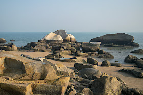 Rochers sculptés par les vagues sur la plage de Xiamen