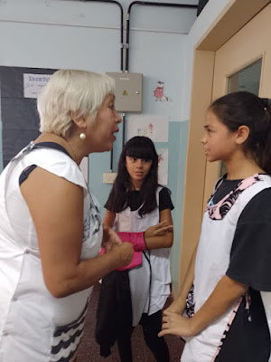 Foto 4: Maestra hablando con alumnas