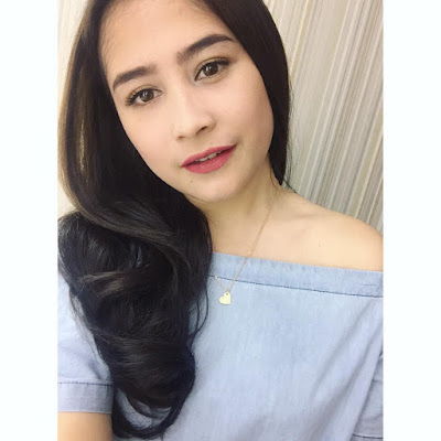 Prilly Latuconsina Suka Foto Selfie