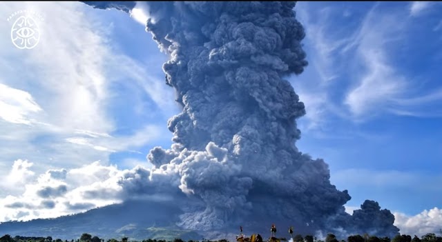 Volcan en sinabug hace erupcion 