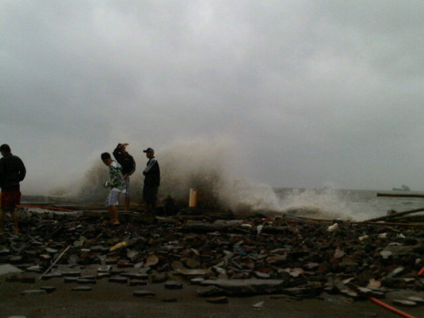 The concrete wall between Roxas Blvd and Manila Bay smashed by the waves (@josephthaddeus)