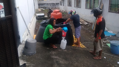 VIDEO, Tagana Pinrang Bagikan Ribuan Liter Cairan Disinfektan Di Dinsos Pinrang