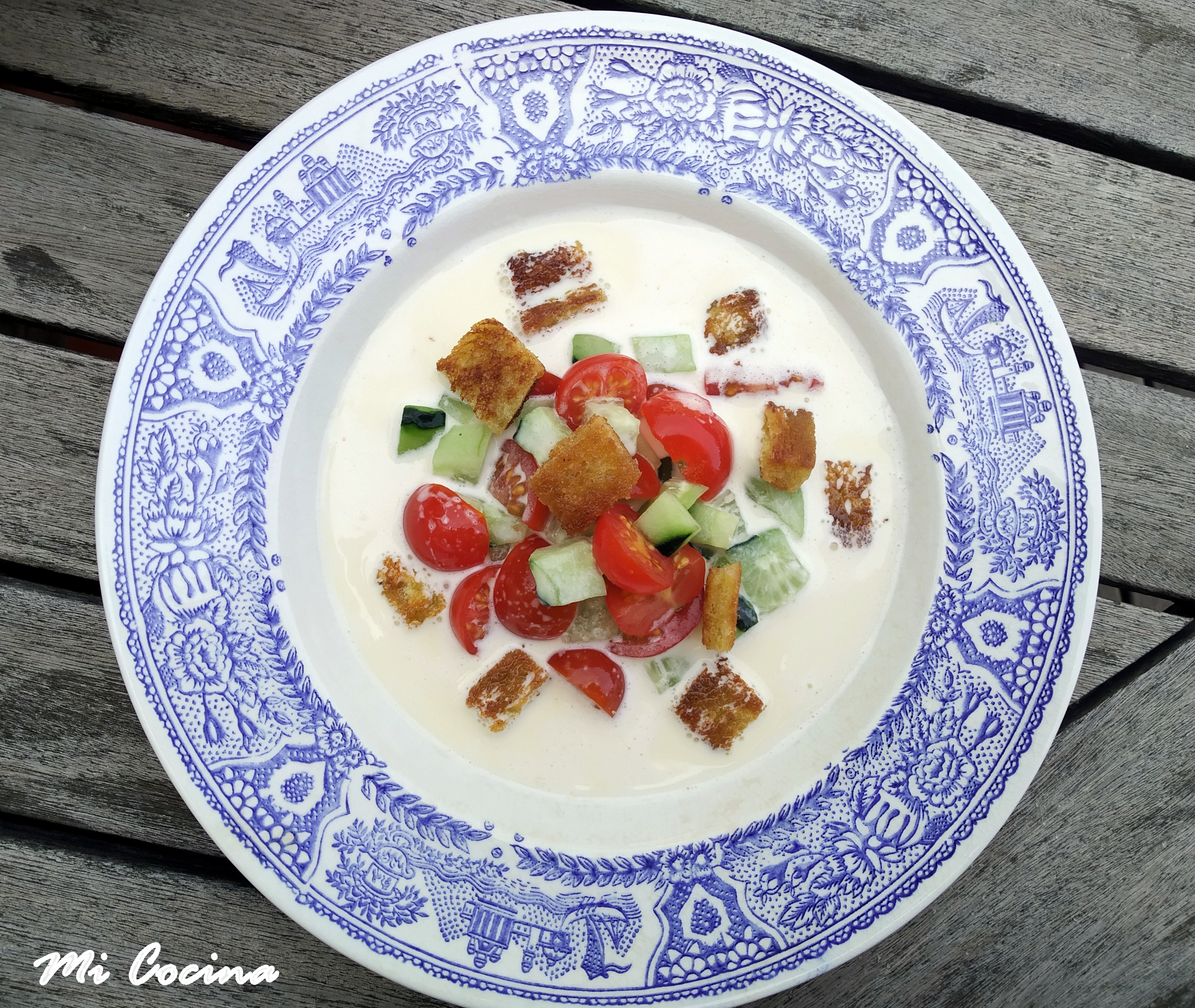 GAZPACHUELO FRíO CON PEPINO Y TOMATE  AL ESTILO DE ALMERIA