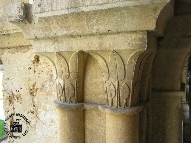 MONTBARD (89) - Cloître roman de l'abbaye de Fontenay