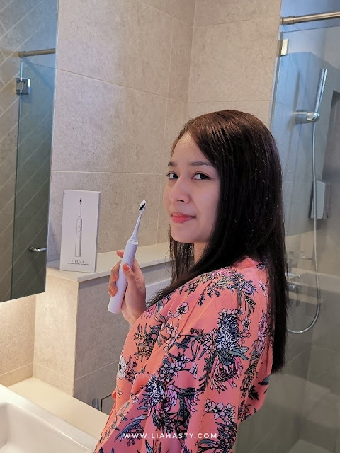 Berus gigi dengan selamat menggunakan peranti Aurora D. Smart Sonic Electric Toothbrush